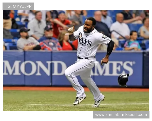 MLB飞球被外野极限接杀全场惊呼