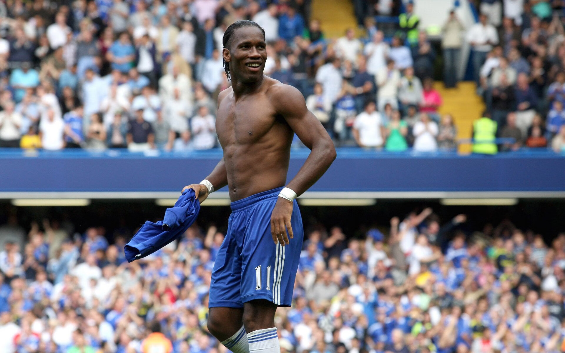 关键比赛前主教练临时调整战术意图引发外界猜测，主教练上场比赛